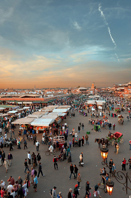 晚上Djemaa El Fna广场，马拉喀什，摩洛哥